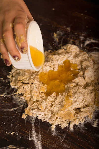 Bal gingerbread pasta için dökme.