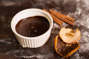 Eritilmiş çikolata mükemmel bir dekorasyon için zencefilli kurabiye mi. 