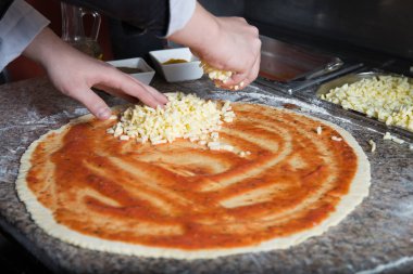 Yağmurlama peynir pizza üzerinde