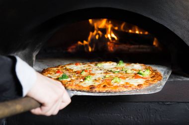 Pizza peel sıcak slov üzerinden, taşınıyor. 