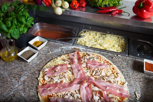 肉とキノコのピザで完全に Prepareated — ストック写真