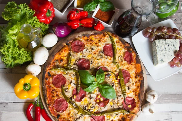 古典的なピザ フォーム イタリアの準備に必要な成分 — ストック写真