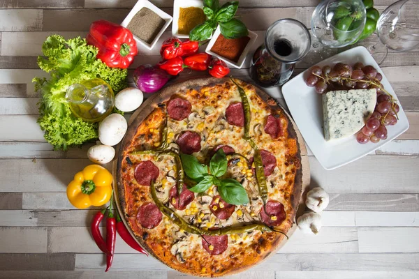 伝統的なピザ イタリアン スタイルのロマンチックな夕食のための完璧な料理 — ストック写真
