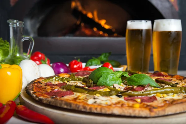 ビール会社と伝統的なイタリアン レストランで注文するピザ — ストック写真