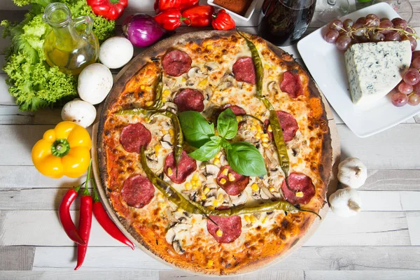 肉と野菜のグルメ スパイシーな地中海ピザ — ストック写真