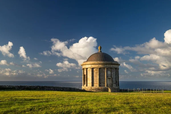 Puesta de sol en el templo de Mussenden Imágenes de stock libres de derechos