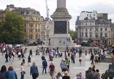 Londons Trafalgar Meydanı 'nın görüntüsü. Etrafta bir sürü insan dolaşıyor.