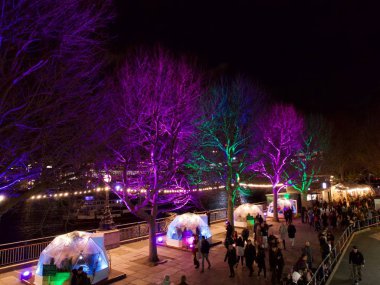 9 Aralık 2019 - Londra, Uk: Güney yakası ağaçları gece aydınlandı