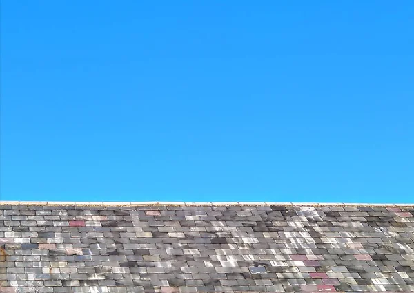 Telhado de ardósia cinza contra fundo céu azul profundo — Fotografia de Stock