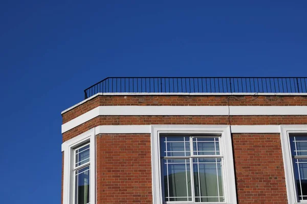 Cielo azul profundo con esquina de edificio en primer plano — Foto de Stock