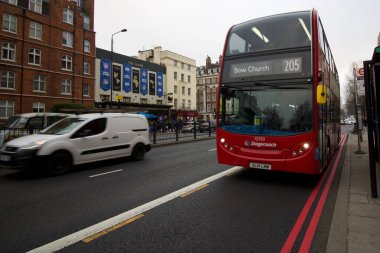 25 Ocak 2020 - Londra, Uk: Red London otobüsü ana yolda