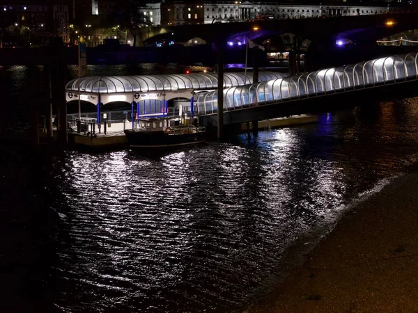 8 de dezembro de 2019 - Londres, Reino Unido: Pier for waterbus on the River Thames — Fotografia de Stock