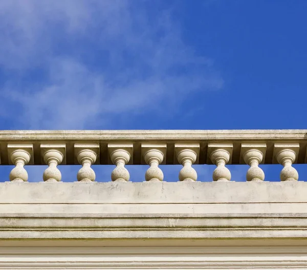 Balaustrada de pedra ornamental branca contra o céu azul — Fotografia de Stock