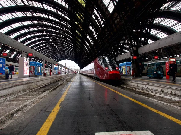 23 Kasım 2019 - Milan, İtalya: Milan tren istasyonundaki terk edilmiş platform — Stok fotoğraf