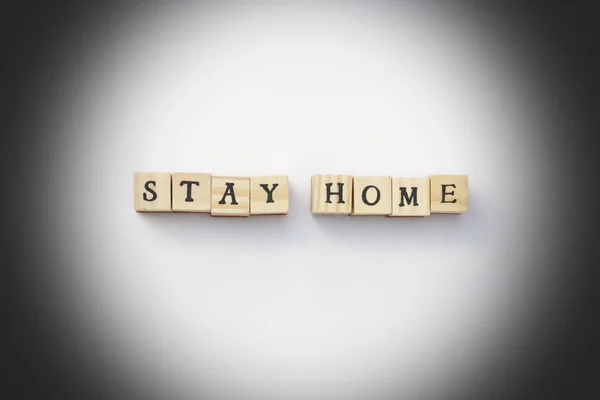 Un primer plano de un letrero que dice Stay Home — Foto de Stock