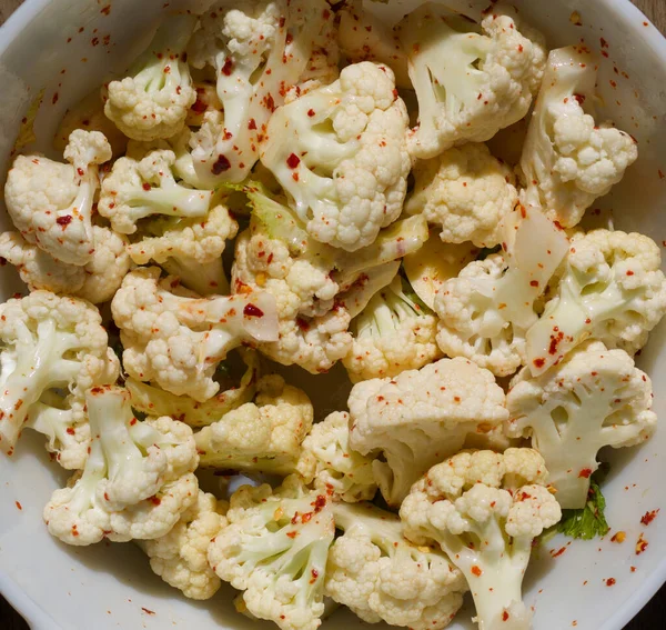 Un primer plano de un plato de coliflor espolvoreado con chile y tomillo — Foto de Stock