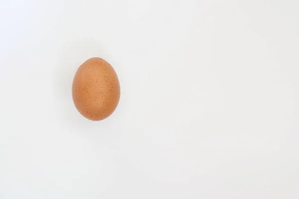 Único ovo de galinhas escuras isolado no fundo branco com espaço de cópia — Fotografia de Stock