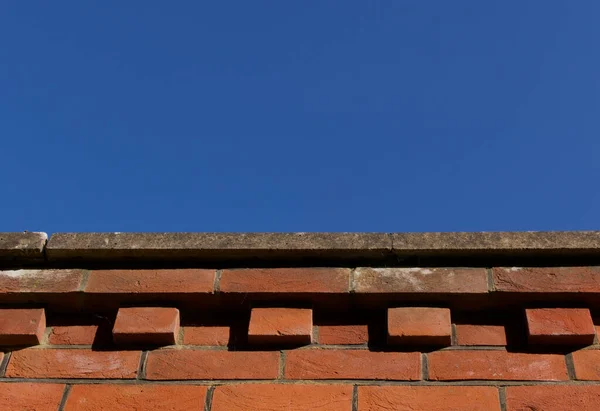 Diseño de pared de ladrillo rojo con cielo azul profundo arriba con espacio de copia — Foto de Stock