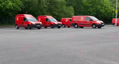 25 Mayıs 2020 - Londra, İngiltere: Otoparkta beş Kraliyet Posta Kargo Minibüsü