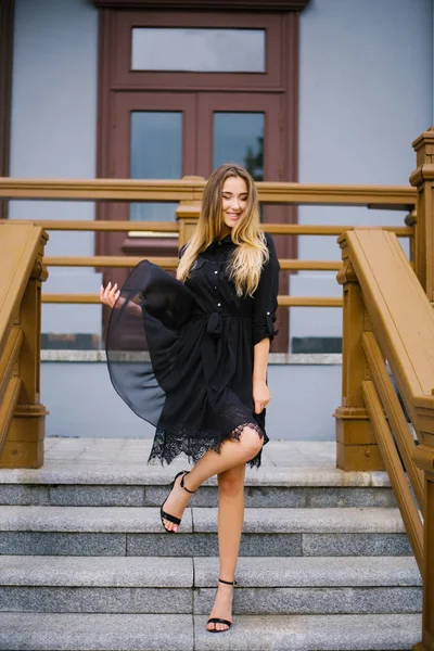 Joven Chica Feliz Vestido Negro Sonriente Feliz — Foto de Stock