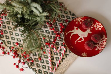 Noel dekoru yemek odasında kırmızı, tabak ve kırmızı elmalar, ladin