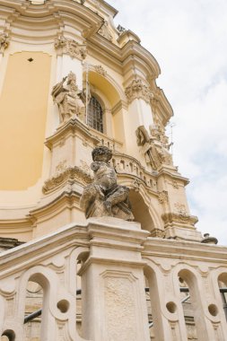 Lviv, Ukrayna. Ekim 2019. Aziz George Katedrali 'nin Heykelleri