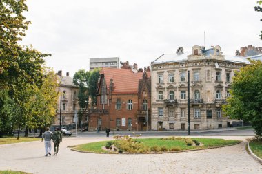 Lviv, Ukrayna. Ekim 2019. İdari tarihi binalar merkezde