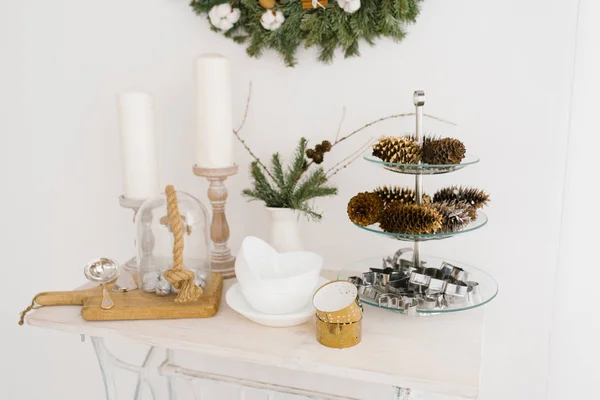 Weihnachtsdekoration Weißer Küche Kerzen Zapfen Fichte Teller — Stockfoto