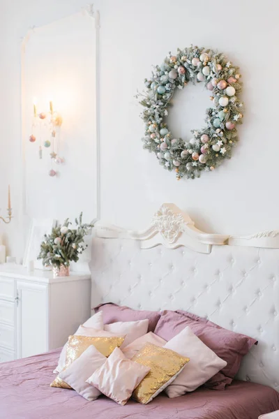 Decoración Navideña Rosa Blanca Dormitorio Clásico Almohadas Cama Una Corona — Foto de Stock