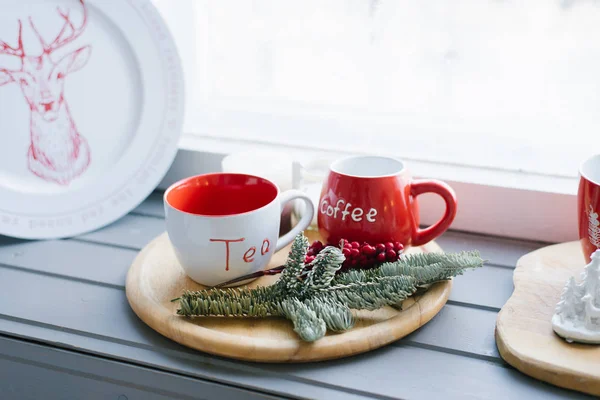 Deux Tasses Rouges Sur Plateau Bois Sur Rebord Fenêtre Décor — Photo