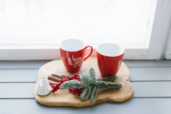 Tasses Rouges Avec Thé Café Vin Chaud Sur Rebord Fenêtre — Photo