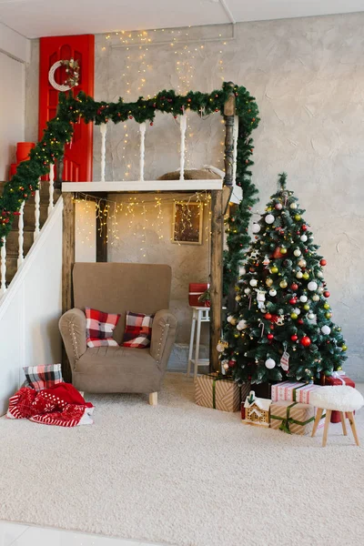 Tradicional Clásico Árbol Navidad Sillón Beige Escaleras Segundo Piso Sala —  Fotos de Stock