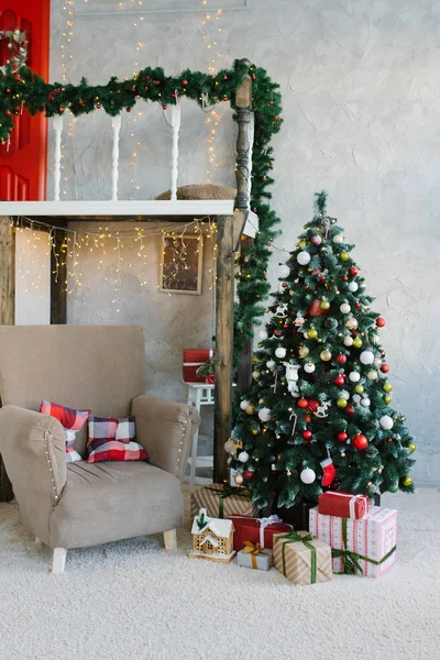 Geleneksel klasik Noel ağacı ve bej koltuk oturma odasında ya da evdeki yemek odasında.