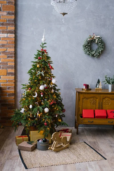 圣诞树下有礼物 客厅里有一盒木制经典抽屉 阁楼风格 为圣诞节和新年装饰 — 图库照片