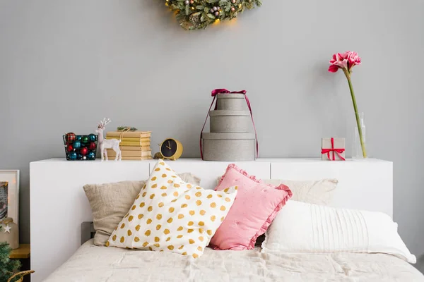クリスマスと新年のために装飾された白とピンクの枕でベッド — ストック写真