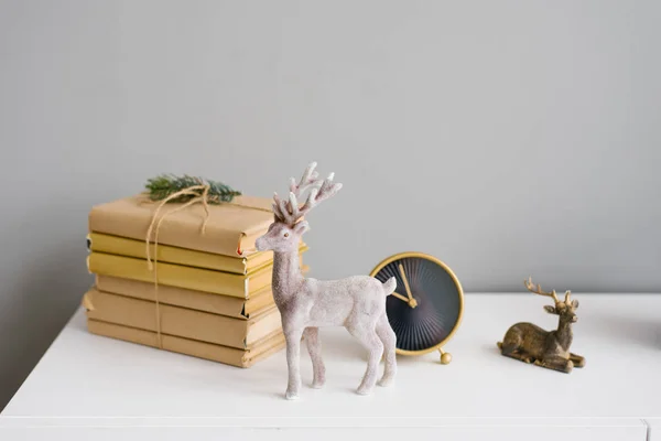 Cervos Natal Uma Decoração Uma Prateleira Com Livros Relógio — Fotografia de Stock