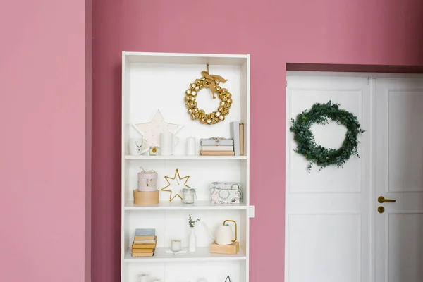 Полка Рождественским Декором Розовом Цвете Гостиной Прихожей Доме — стоковое фото