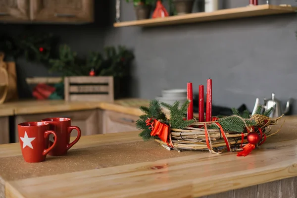 Deux Tasses Rouges Une Couronne Noël Avec Des Bougies Sur — Photo
