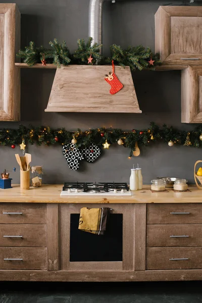 Noel ve yeni yıl için dekore edildi. Evdeki ahşap mutfak.