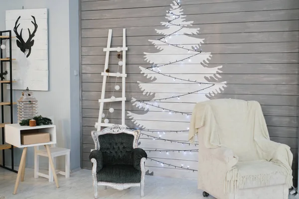 Χριστουγεννιάτικη Διακόσμηση Στο Σαλόνι Του Σπιτιού Ένα Κομψό Λευκό Δέντρο — Φωτογραφία Αρχείου