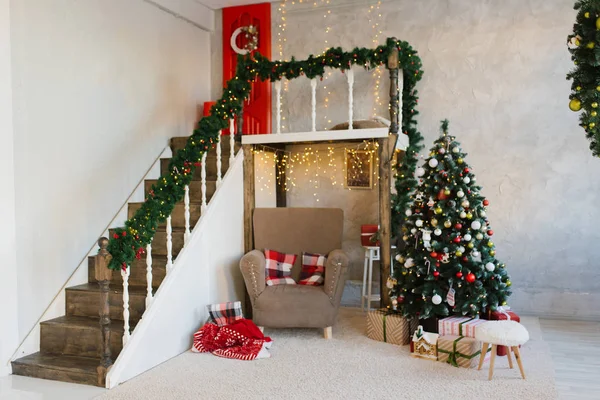 Salón Tradicional Con Árbol Navidad Colores Rojo Blanco —  Fotos de Stock