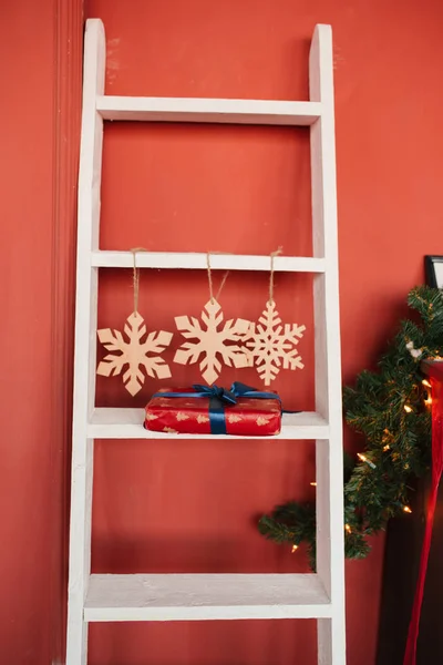 Christmas Decor White Staircase Three Snowflakes Gift Step Red Wall — Stock Photo, Image