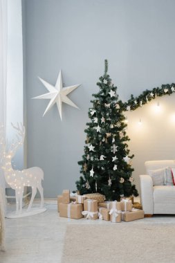 Oturma odasında geleneksel Noel ağacı pastel renklerde.