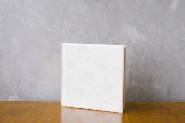 Beyaz deri kapaklı fotoğraf kitabı. Düğün fotoğraf albümü