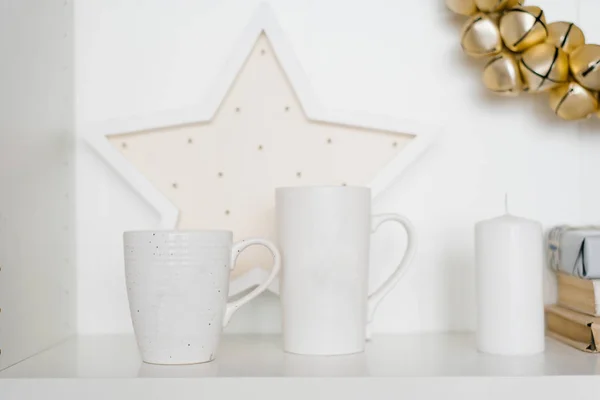 Dos Tazas Blancas Están Estante Blanco Sala Estar Comedor — Foto de Stock