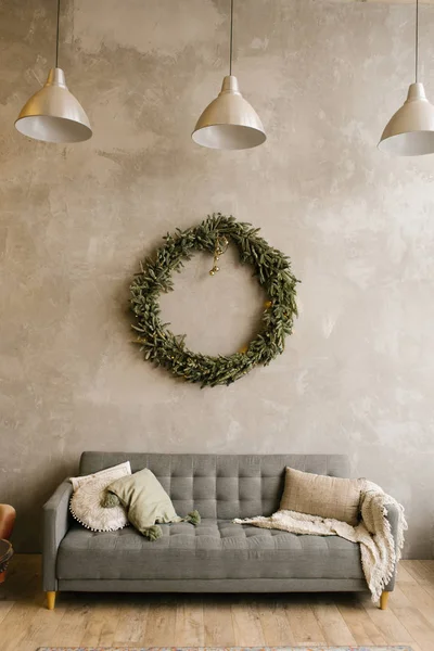 Gray Pohovka Polštáři Vánoční Věnec Zdi Obývacím Pokoji — Stock fotografie