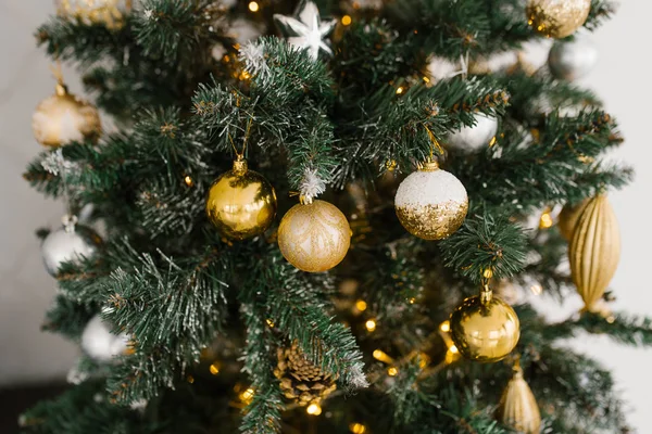 Árbol Navidad Bolas Oro Árbol Navidad Con Luces — Foto de Stock