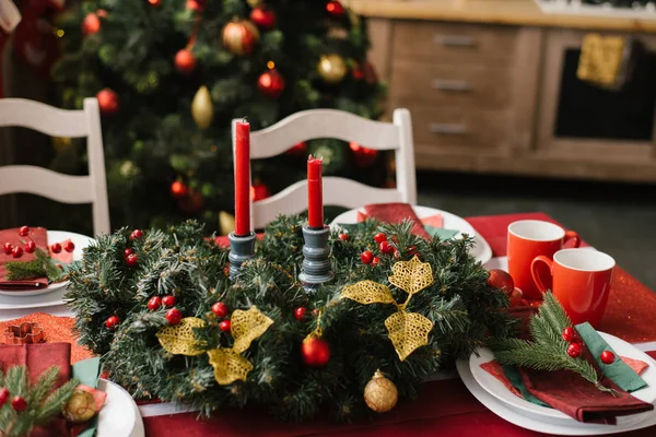 Composition Noël Avec Des Bougies Rouges Sur Une Table Fête — Photo