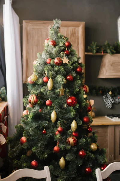 Evin Yemek Odasında Üzerinde Kırmızı Altın Oyuncaklar Olan Noel Ağacı — Stok fotoğraf