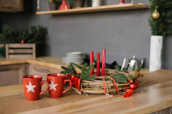 Une Couronne Noël Avec Des Bougies Rouges Sur Table Bois — Photo